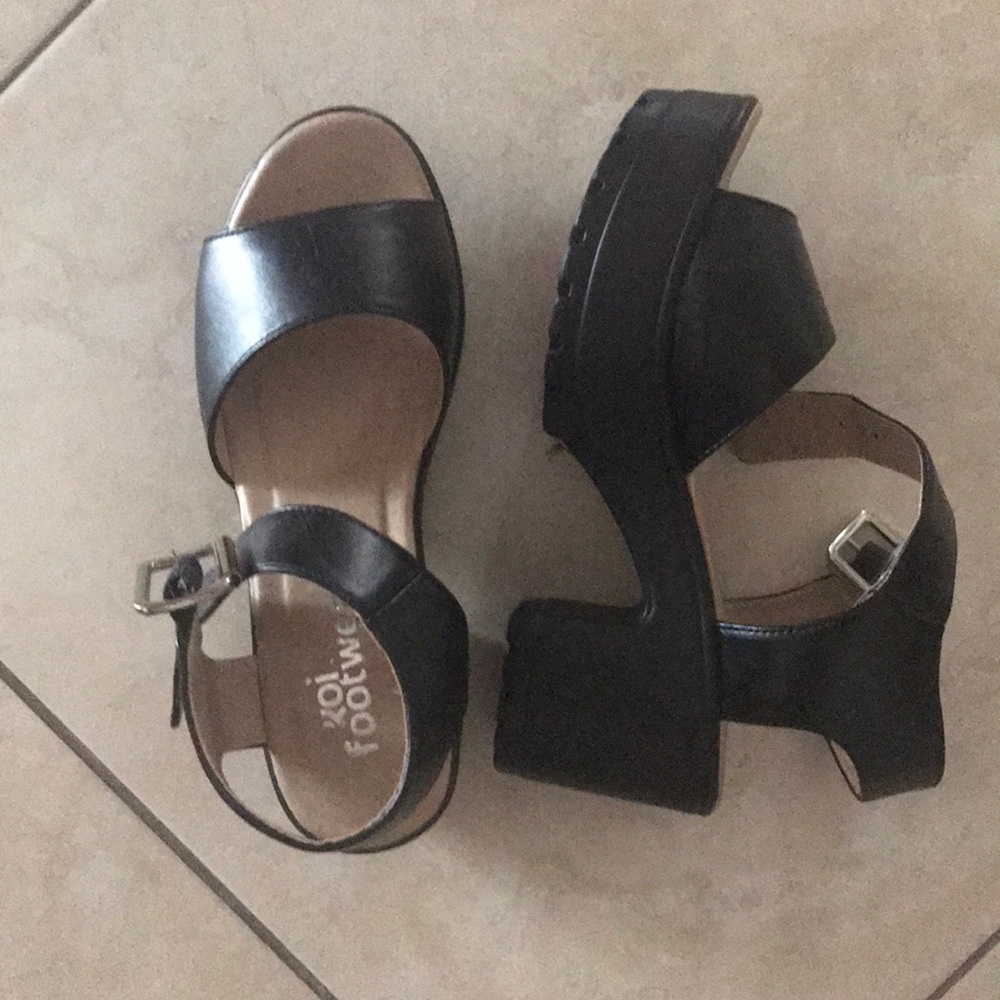 Black flatform sandals from Bohoo